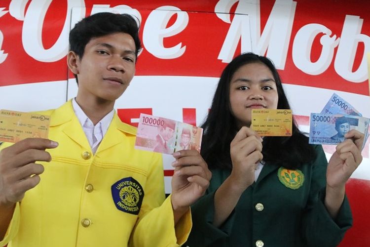 Mahasiswa dan mahasiswi sedang memegang Kartu Jakarta Mahasiswa Unggul (KJMU) 