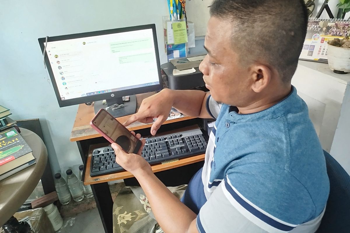 Miftahol Umar saat mengarahkan pelanggannya asal Cinere, Kota Depok, Jawa Barat untuk memperbaiki mesin cuci melalui video call, Jumat (25/4/2025). 