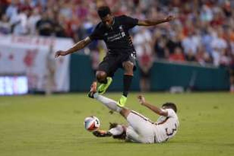 Striker Liverpool, Daniel Sturridge, mencoba melewati hadangan bek AS Roma, Emerson, pada laga persahabatan di St. Louis, Senin (1/8/2016). 