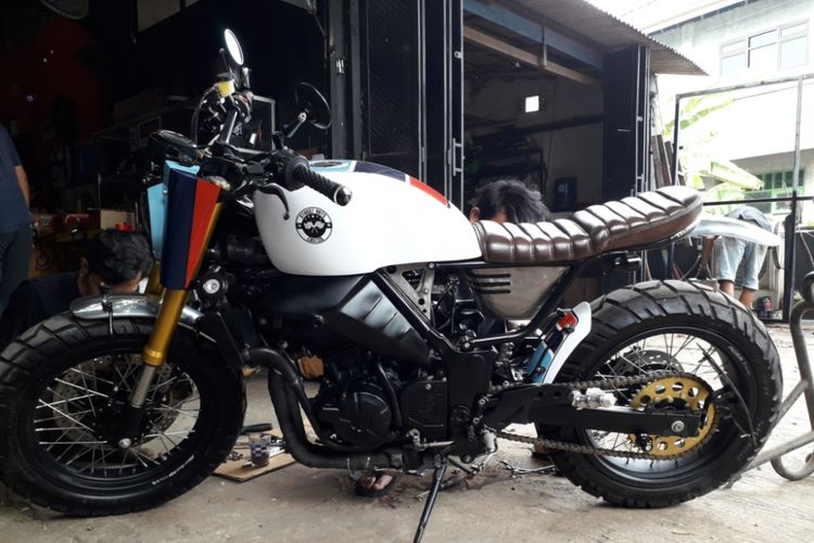 Kawasaki Ninja 250 FI bergaya scrambler garapan bengkel Street Arts Custom saat berada di bengkel yang berlokasi di Tirtajaya, Depok, Rabu (19/9/2018).