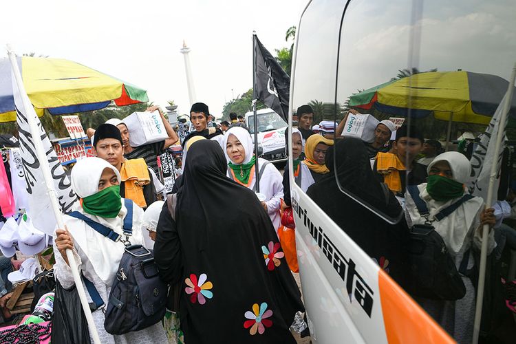 Warga Muslim berjalan meninggalkan kawasan Monumen Nasional (Monas) usai mengikuti reuni 212 di Jakarta, Senin (2/12/2019). Reuni akbar 212 yang dihadiri sekitar ratusan ribu orang itu digelar untuk mengirimkan pesan damai dan aman serta mempererat tali persatuan umat Islam dan persatuan bangsa Indonesia.