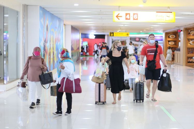 Ilustrasi penumpang di bandara kelolaan Angkasa Pura I