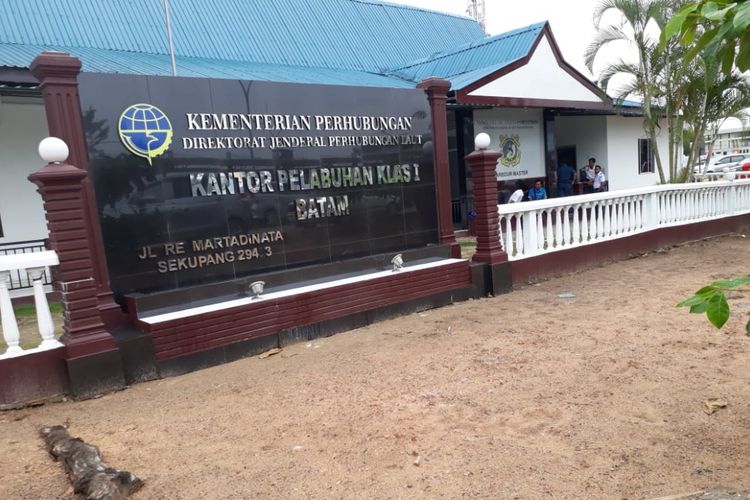 Suasana Kantor Pelabuhan Klas I Batam. Subdit Tipikor Direktorat Kriminal Khusus (Ditreskrimsus) Polda Kepri akhirnya menetapkan Kepala Syahbandar Pos Pelabuhan CPO Kabil Batam sebagai tersangka, Senin (16/4/2018).