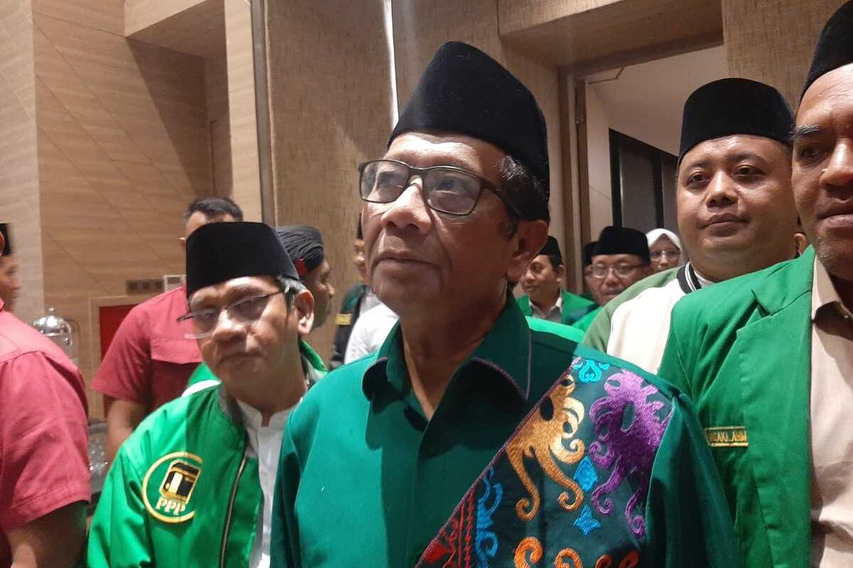 Bacawapres Mahfud MD (tengah).