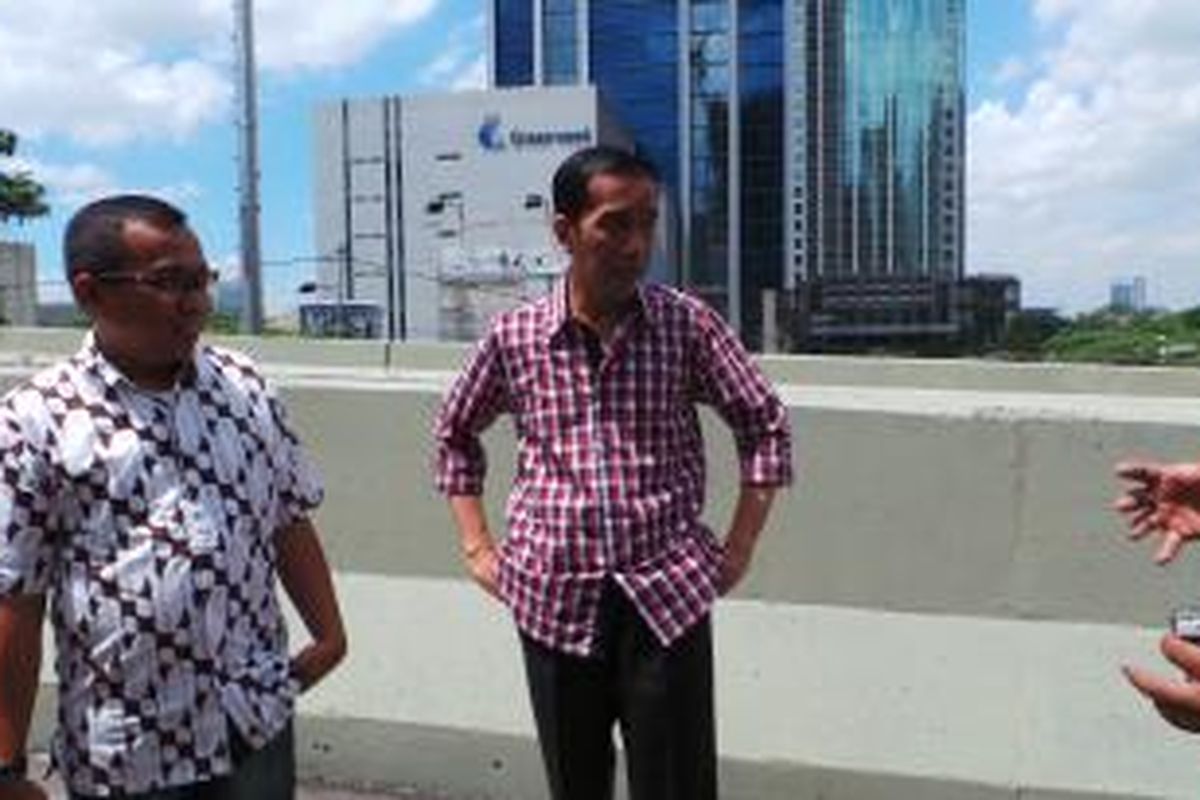 Gubernur DKI Jakarta Joko Widodo saat meninjau JLNT Kampung Melayu-Tanah Abang, Kamis (25/12/2013).