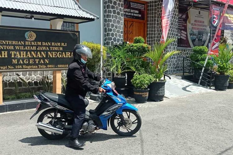 Penghuni Lapas Magetan tersandung kasus pencurian HP kabur dengan cara melompati tembok bagian belakang lapas. Pelaku menyamar sebagai petugas kebersihan di bagian kebun sayur sebelum kabur dengan melompati tembok setinggi lebih dari 5 meter.