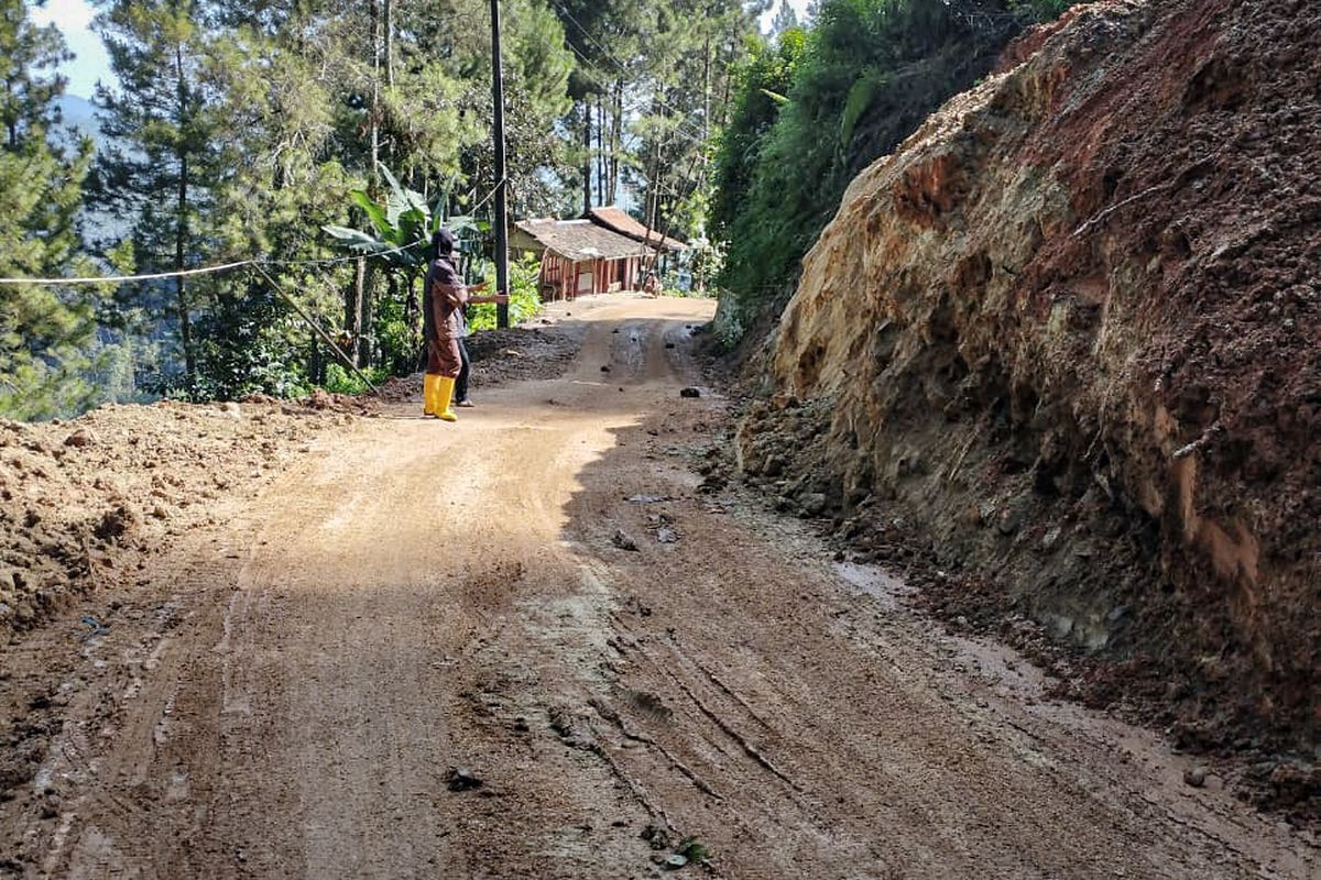 Kondisi terkini Jalan Raya Bandung Barat - Cianjur tepatnya di Kampung Tugu RT 03/07 Desa Sindangjaya, Kecamatan Gununghalu, Kabupaten Bandung Barat (KBB), Jawa Barat sudah terbuka setelah tertimbun longsor seharian, Selasa (21/3/2023).