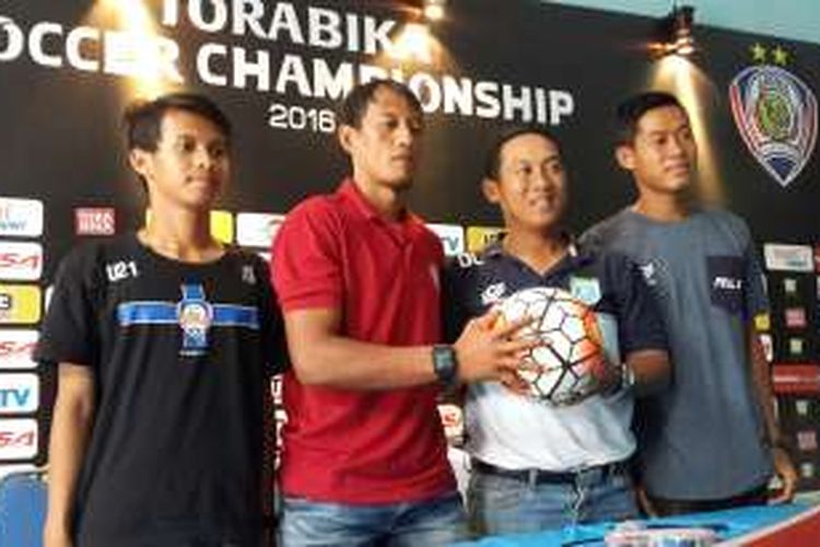 Asisten Pelatih Arema Cronus U-21, Bayu Cahyo (dua dari kiri) dan Pelatih Persela U-21 Didik Ludianto saat konferensi pers di Kantor Arema, Kamis (29/9/2016)