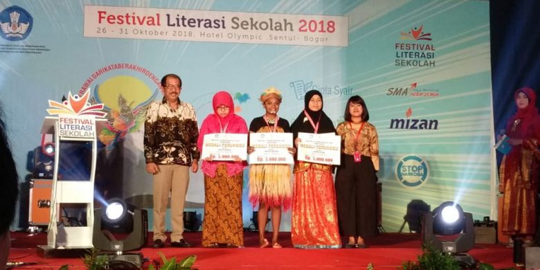 Para peraih medali perunggu dalam ajang cipta pada Festival Literasi Sekolah (FLS) 2018 di Sentul Bogor, Jawa Barat (30/10/2018).