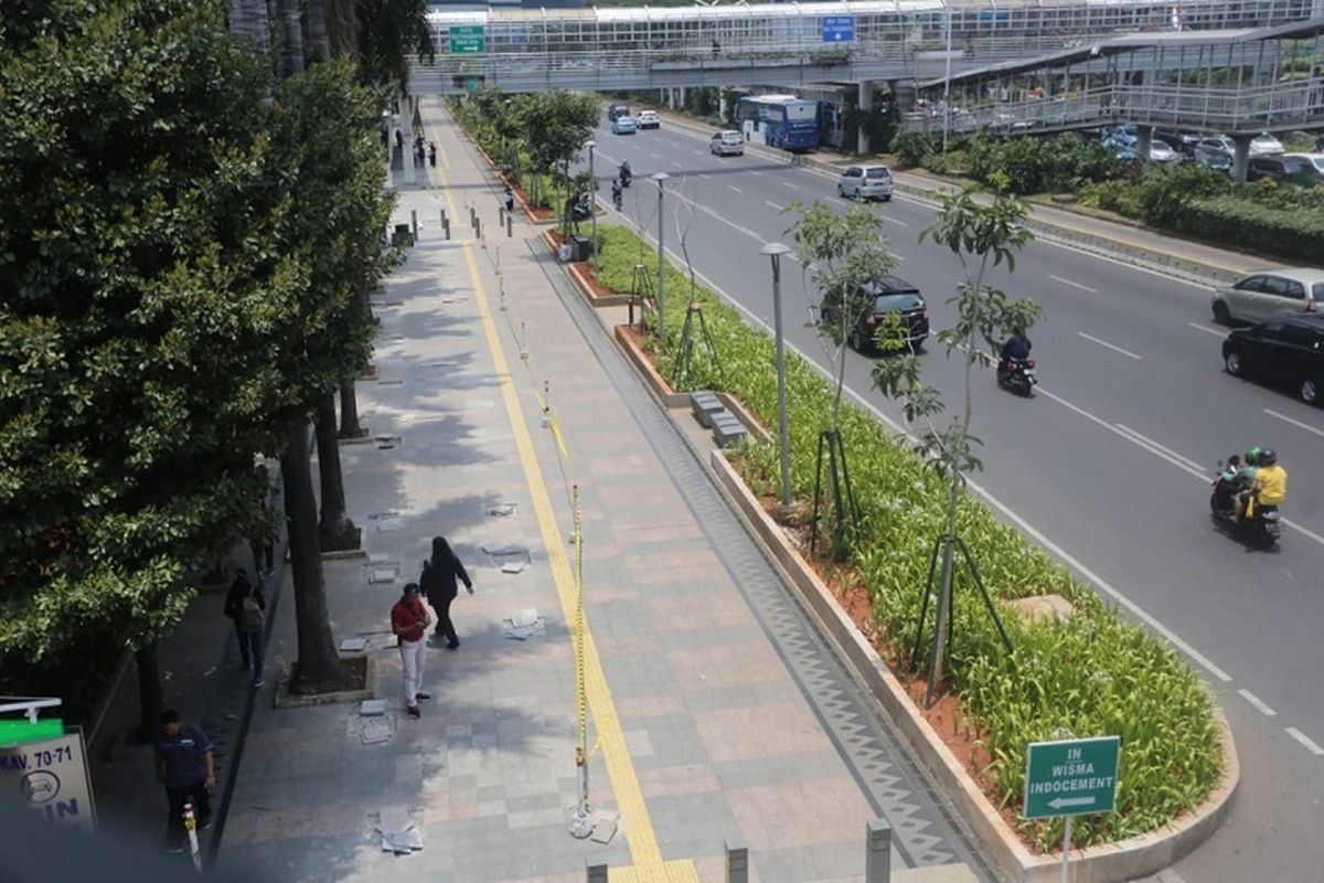 Kondisi trotoar yang sudah direvitalitasi di Jalan Jenderal Sudirman hingga Jalan MH Tahmarin di DKI Jakarta.