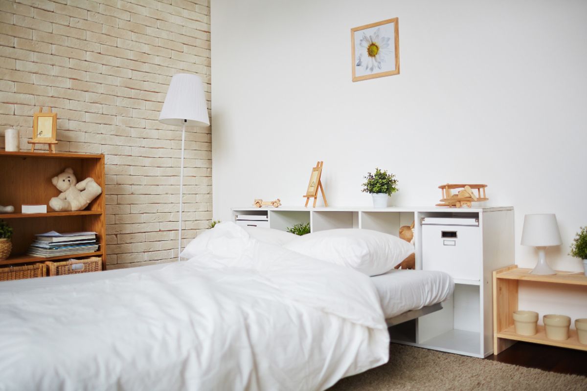 Furnitur yang multifungsi, seperti tempat tidur dengan headboard lemari, bisa menghemat ruangan.