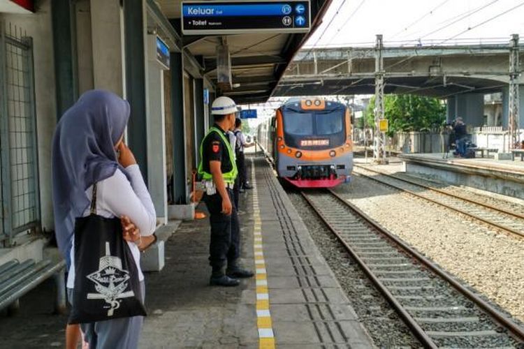 Pria yang Bergelantungan di Luar KRL dari JIS ke Ancol Diduga Mabuk, Masuk Blacklist KAI