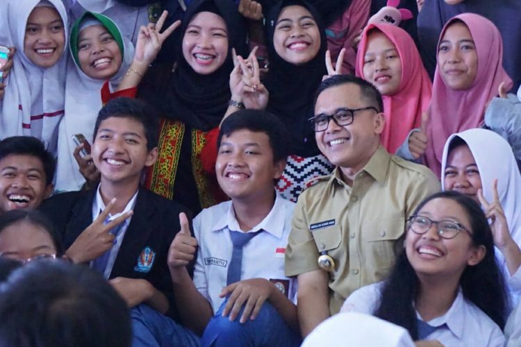 Bupati Banyuwangi Abdullah Azwar Anas bersama dengan peserta internet marketing yang diikuti pemuda beberapa waktu yang lalu