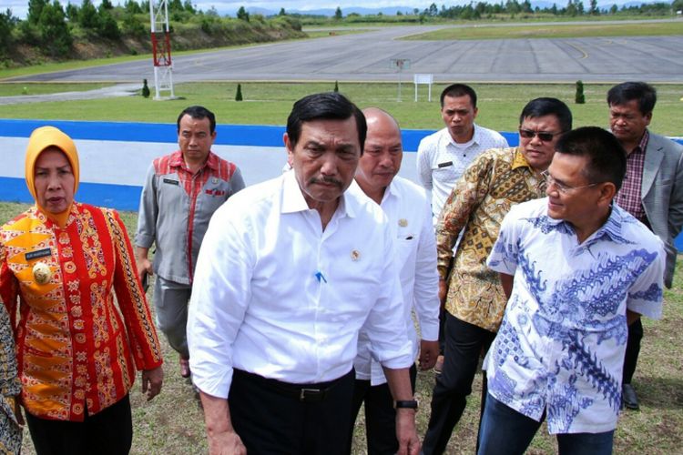 Menko Maritim Luhut Panjaitan meninjau runway Bandara Silangit, Jumat (8/9/2017)