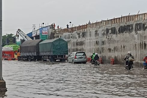 Diguyur Hujan Semalam, Jalan Kaligawe-Genuk Semarang Banjir, Motor Diminta Menghindar