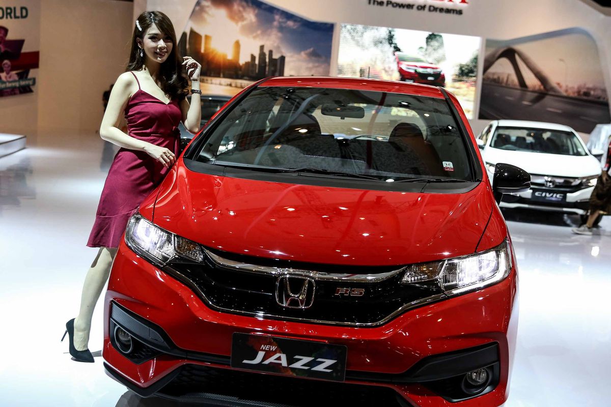 Sales promotion girl (SPG) berpose di samping mobil dalam pameran otomotif Indonesia International Motor Show (IIMS) 2019 di Jiexpo Kemayoran, Jakarta Utara, Kamis (25/4/2019). Pameran IIMS 2019 berlangsung hingga 5 Mei 2019 mendatang. Sebanyak 36 merek roda dua dan roda empat ikut memamerkan produk terbarunya di sini.