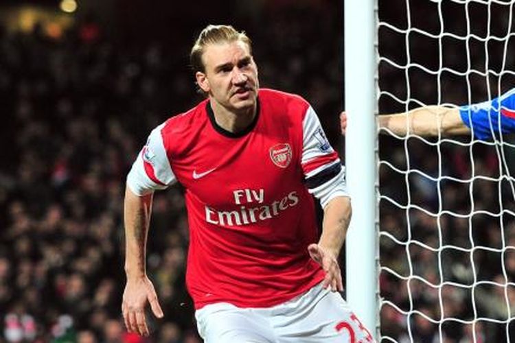 Penyerang Arsenal Nicklas Bendtner merayakan golnya ke gawang Hull City, pada pertandingan Premier League, di Emirates Stadium, Rabu (4/12/2013).