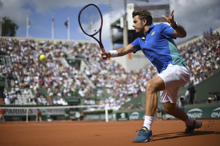 Petenis Swiss, Stanislas Wawrinka, mengembalikan bola dari Marin Cilic (Kroasia) saat keduanya bertemu pada babak perempat final Perancis Terbuka (Roland Garros) di Paris, Rabu (7/6/2017).