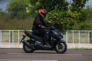 Jangan Menaruh Kaki di Footstep Belakang Saat Naik Motor Matik