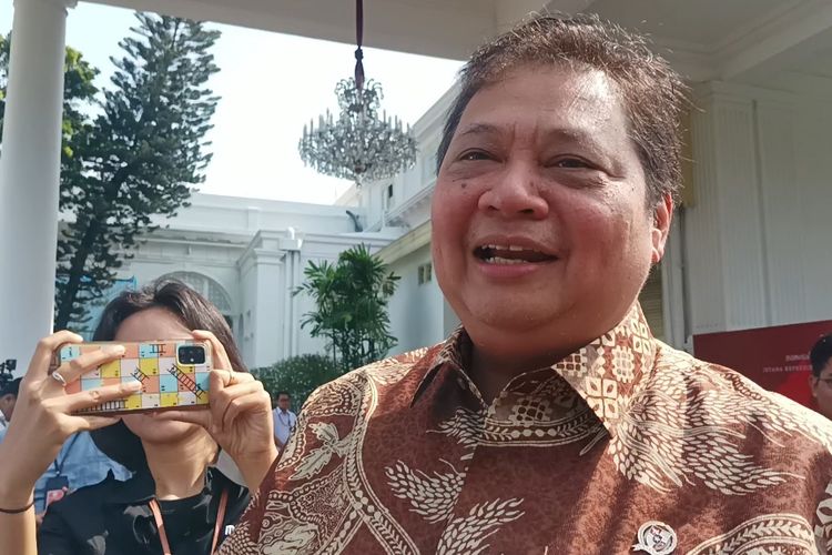 Ketua Umum Partai Golkar Airlangga Hartarto di Kompleks Istana Kepresidenan, Jakarta, Senin (6/11/2023).
