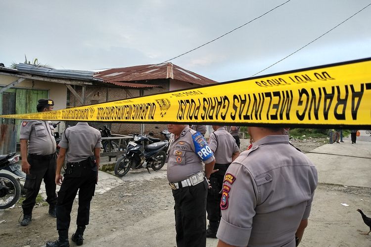 Polisi memasang garis polisi di dekat rumah yang digeledah di lingkungan 20, Kelurahan Sicanang (Canang Kering), Kecamatan Medan Belawan pada Jumat siang (15/11/2019). Di lokasi ini, tim gabungan menggeledah tiga rumah yang diduga terkait dengan bom bunuh diri di Mako Polrestabes Medan.