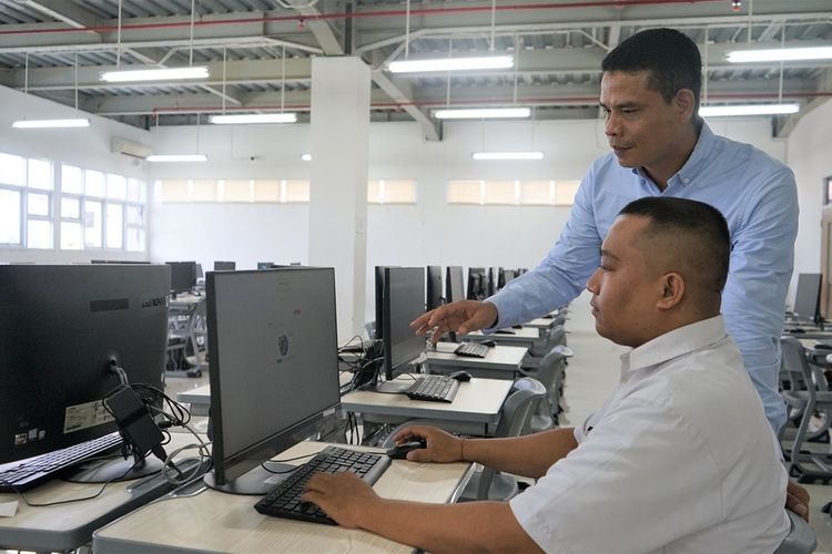 Staf Itera Lampung melakukan pengujian komputer yang dipakai pada UTBK-SNBT, Senin (29/4/2024).