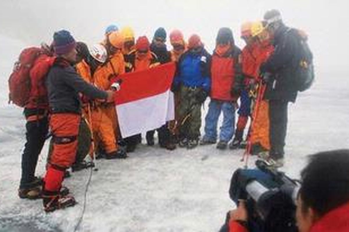 Tim Ekspedisi Tujuh Puncak Dunia dari Wanadri mencapai Puncak Nggapulu di pegunungan Jayawijaya, Kamis (22/4/2010) pukul 10.30.
