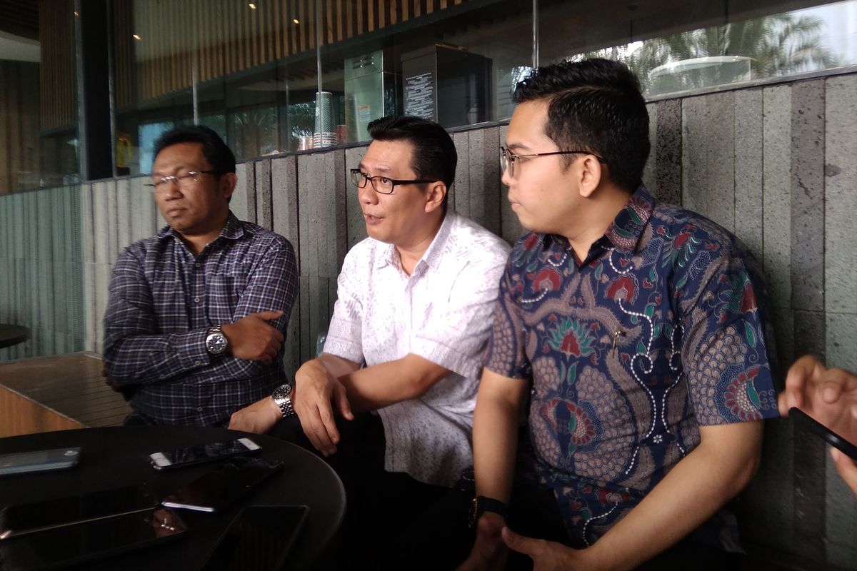 Legal, Corporate Secretary & Compliance Department Head Davin Susanto (kanan) saat menjelaskan kronologi hilangnya dana SAN Finance di BBTN, di Menara FIF, Jakarta, Senin (4/11/2019).
