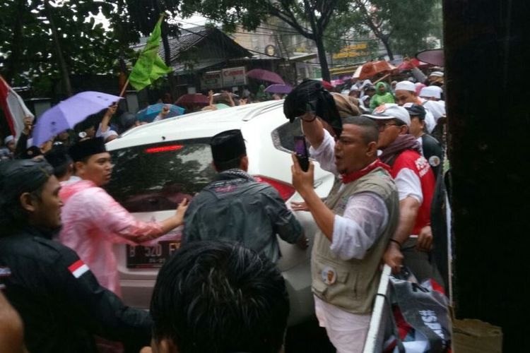 Buni Yani yang baru saja dijatuhi vonis 1,5 tahun penjara atas kasus pelanggaran UU ITE, Selasa (14/11/2017), mendatangi massa pendukungnya di depan Gedung Dinas Kearsipan dan Perpustakaan Kota Bandung, Jalan Seram, tempat sidang berlangsung.