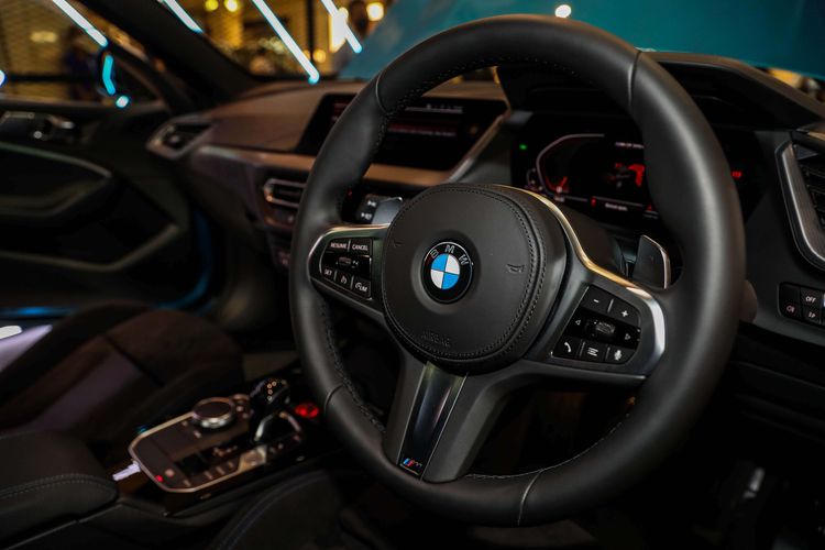 Tampilan interior mobil BMW terbaru yang dipamerkan pada BMW Exhibition di Plaza Senayan Atrium, Jakarta Pusat, Jumat (20/11/2020). BMW Indonesia kembali adakan exhibiton selama 3 hari pada 20-22 November, dan memperkenalkan tiga unit BMW terbaru yang dipamerkan, yaitu New BMW M135i xDrive, New BMW M235i xDrive Gran Coupe dan New BMW M2 CS.