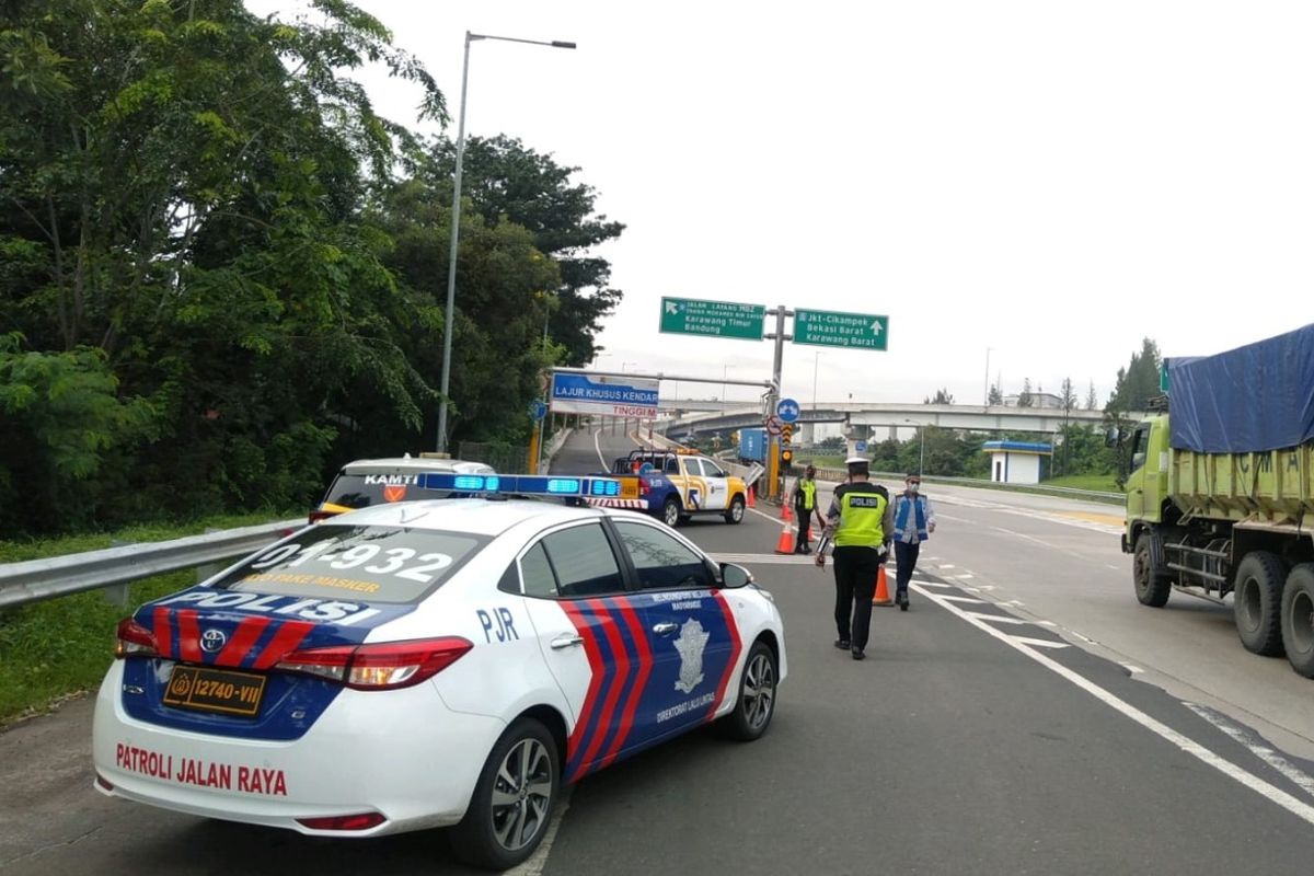 Atas diskresi pihak Kepolisian lakukan penutupan sementara akses masuk jalan tol MBZ dari arah Jakarta menuju Cikampek pada pukul 08.08 WIB untuk mengurai kepadatan kendaraan di Ruas Jalan Tol Layang MBZ. 