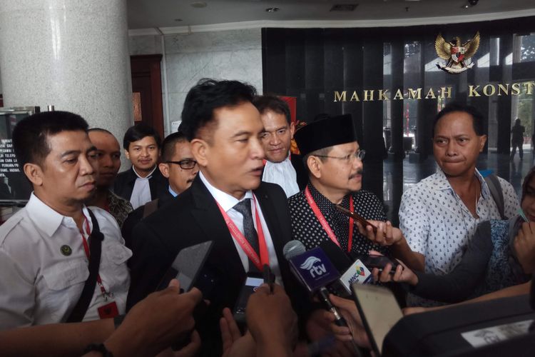 Kuasa Hukum Hizbut Tahrir Indonesia (HTI) Yusril Ihza  Mahendra saat ditemui di Mahkamah Konstitusi, Jakarta Pusat, Senin (7/8/2017).