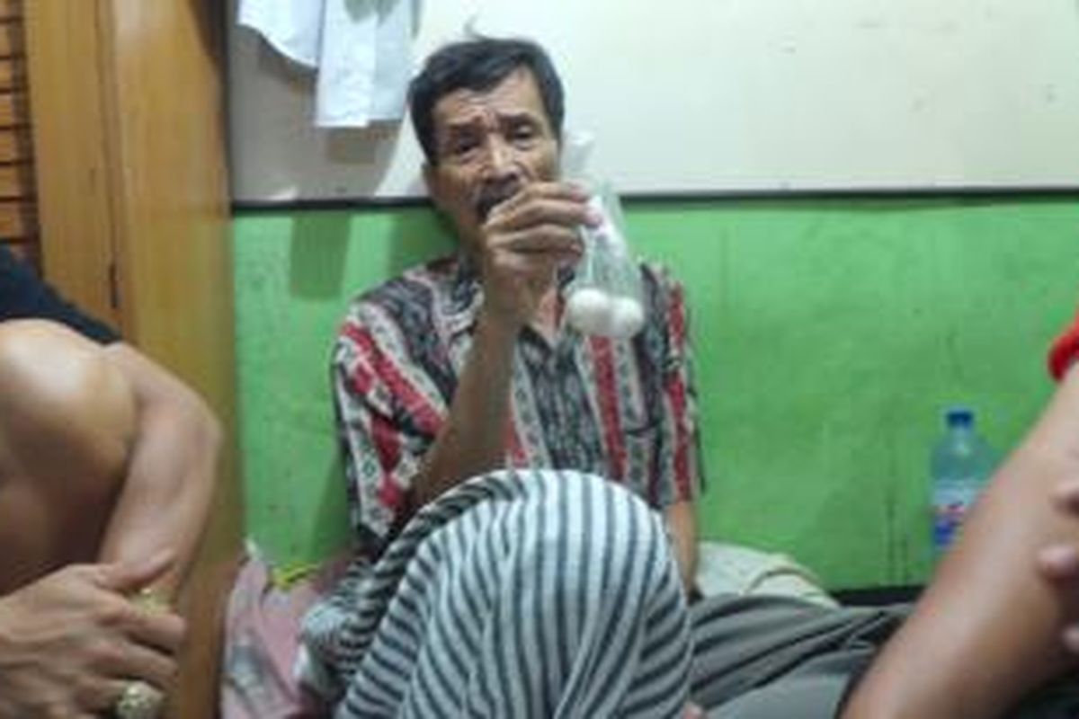 Sinin alias Kong Naim (62) warga RT 03 RW 12, mengaku sering mengeluarkan telur, Kamis (6/11/2014).