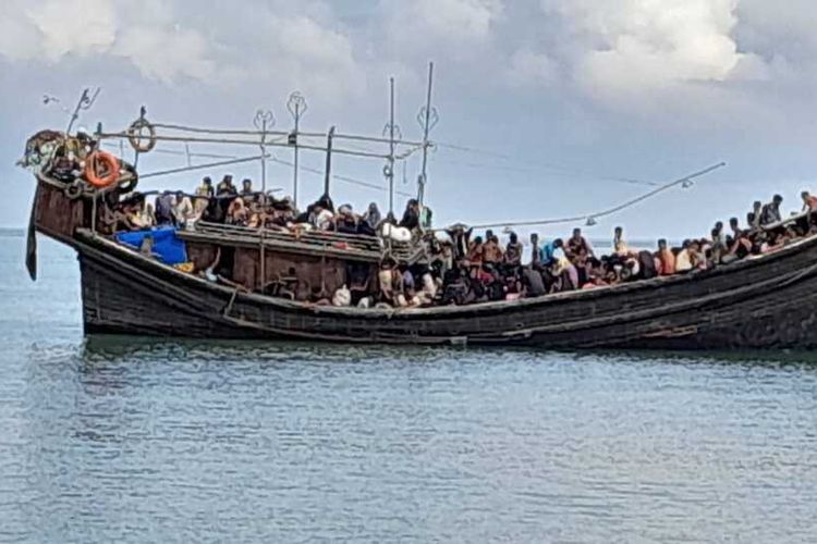 Satu kapal kayu berisi ratusan imigran Rohingya terlihat di perairan Desa Meunasah Dua Pasi, Kecamatan Jangka, Kabupaten Bireuen, Provinsi Aceh, Kamis (16/11/2023.