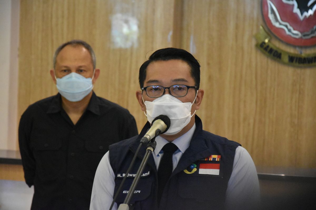 Usai Rapat Koordinasi di Mapolda Jabar, Senin (12/10/2020), di Mapolda Jabar, Kota Bandung, Gubernur Jawa Barat Ridwan Kamil menyebut untuk pertama kalinya zona merah di jabar hanya tiga daerah, yakni Kabupaten Karawang, Kabupaten Bekasi dan Kuningan, sementara Jabodetabek membaik dan tidak ada zona merah.