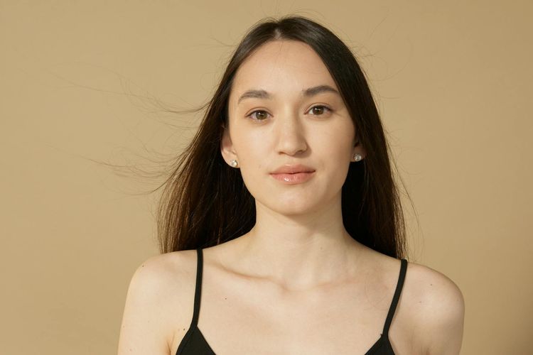 Ilustrasi makeup natural. Tren makeup 2025 bergerak ke arah yang semakin sederhana, ringan, dan terasa lebih manusiawi untuk dipakai dalam keseharian.