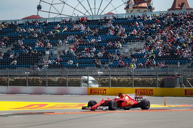 Pebalap Ferrari asal Jerman, Sebastian Vettel, memacu motornya pada sesi latihan ketiga GP Rusia di Sochi Autodrom, Sabtu (29/4/2017).