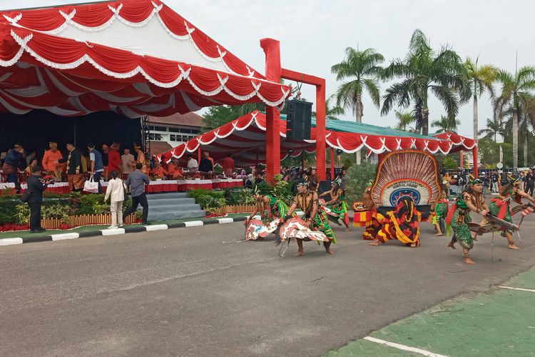 Pertunjukan seni reog seusai upacara ulang tahun Provinsi Kepulauan Bangka Belitung ke-23 di halaman kantor gubernur, Senin (21/11/2023).