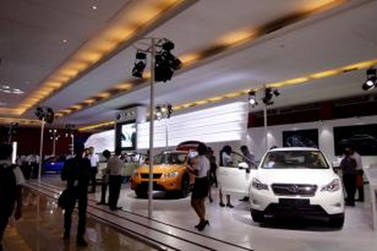 Stan Subaru dalam pameran 22nd Indonesia International Motor Show 2014, di JIExpo, Kemayoran, Jakarta Utara, Kamis (18/9/2014). Pameran otomotif terbesar di Indonesia ini akan berlangsung hingga 28 September 2014.