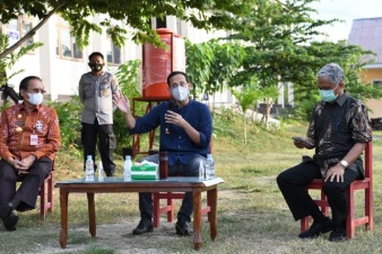 Mendikbud Nadiem Makarim mengunjungi Kota Palu, agar bisa melihat langsung keadaan praktik sekolah saat ini.