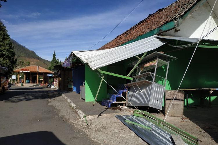 Warung di kompleks wisata Candi Arjuna Dieng, Kabupaten Banjarnegara, Jawa Tengah, rusak akibat angin kencang, Senin (21/10/2019).