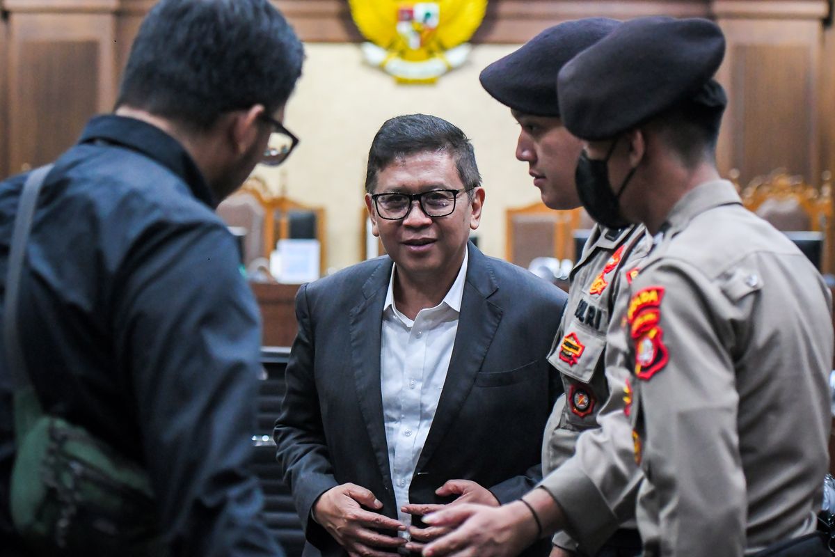 Terdakwa kasus dugaan perintangan penyidikan kasus korupsi Harun Masiku dan pemberian suap, Hasto Kristiyanto (kedua kiri) menjalani sidang lanjutan di Pengadilan Tipikor, Jakarta, Kamis (24/4/2025). Sidang tersebut beragenda mendengar keterangan dua orang saksi Agustiani Tio Fridelina dan Donny Tri Istiqomah, sedangkan satu saksi Saeful Bahri mangkir dari sidang tersebut.
