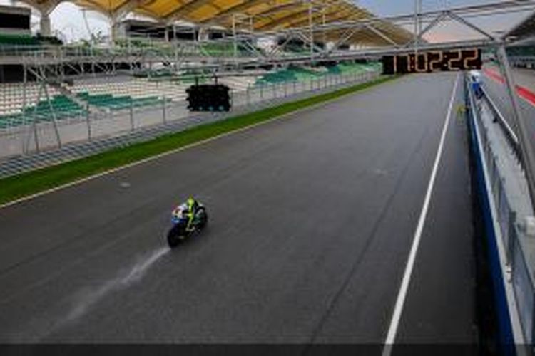 Pebalap Movistar Yamaha asal Italia, Valentino Rossi, memacu motornya pada sesi uji coba kedua di Sirkuit Sepang, Malaysia, Senin (22/2/2015).