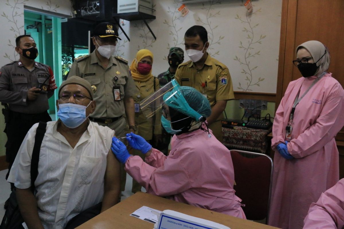 Vaksinasi bagi lansia di SMP Negeri 8, Pegangsaan, Menteng, Jakarta Pusat, Senin (1/3/2021)