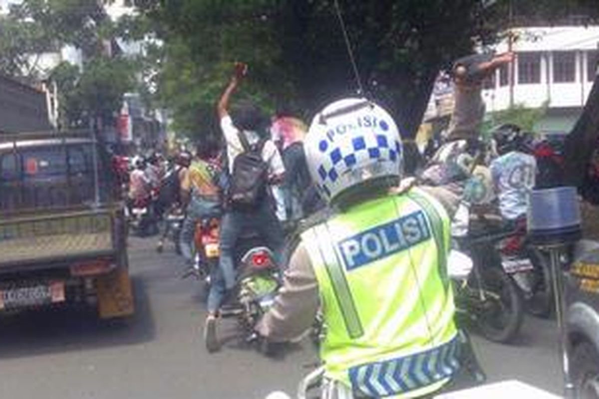 Ratusan siswa Sekolah Menengah Kejuruan (SMK) berkonvoi kendaraan di ruas jalan kota Makassar yang mendapat pengawalan polisi, Rabu (18/04/2012) siang.  