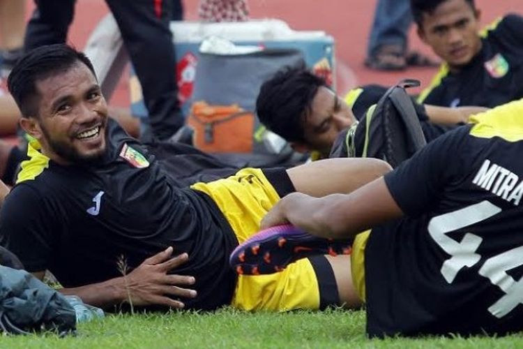 Winger Mitra Kukar, Zulham Zamrun (kanan) dalam sebuah sesi latihan timnya.