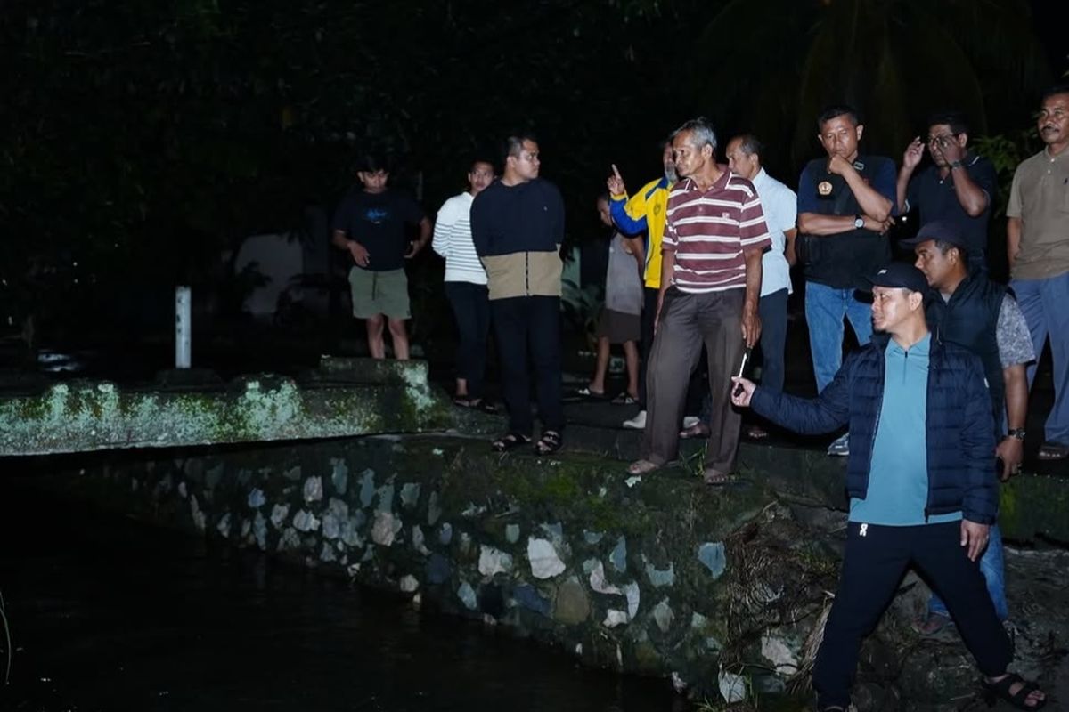 Wali Kota (Walkot) Pekanbaru Agung Nugroho didampingi Kepala Dinas Pekerjaan Umum dan Perumahan Rakyat (PUPR) Kota Pekanbaru, Edward Riansyah beserta Pelaksana Tugas (Plt.) Camat Marpoyan Damai, Defna Leoni, Agung melihat luapan air dan penyumbatan drainase di Jalan Paus, Jalan Gelatik, hingga ke kawasan Soekarno Hatta, Pekanbaru, Selasa (21/4/2026) malam. 