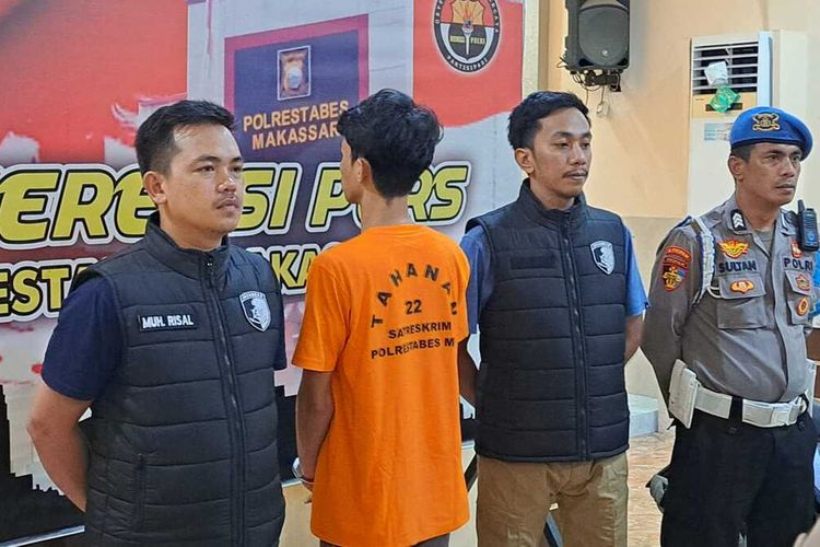 Pelaku penyerangan sadis yang menyebabkan seorang pemuda tewas dan berhasil diamankan jajaran Satreskrim Polrestabes Makassar di Aula Mapolrestabes Makassar, Jalan Ahmad Yani, Kota Makassar, Sulsel, Selasa (9/1/2023).