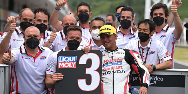 Pebalap Indonesia Mario Suryo Aji (tengah) yang tergabung dalam Honda Team Asia berfoto dengan para kru timnya usai sesi kualifikasi Moto3 seri Pertamina Grand Prix of Indonesia 2022 di Pertamina Mandalika International Street Circuit, Lombok Tengah, NTB, Sabtu (19/3/2022). Mario berhasil meraih posisi ketiga pada kualifikasi tersebut dan berhak start dari grid terdepan pada balapan hari Minggu, 20 Maret 2022.