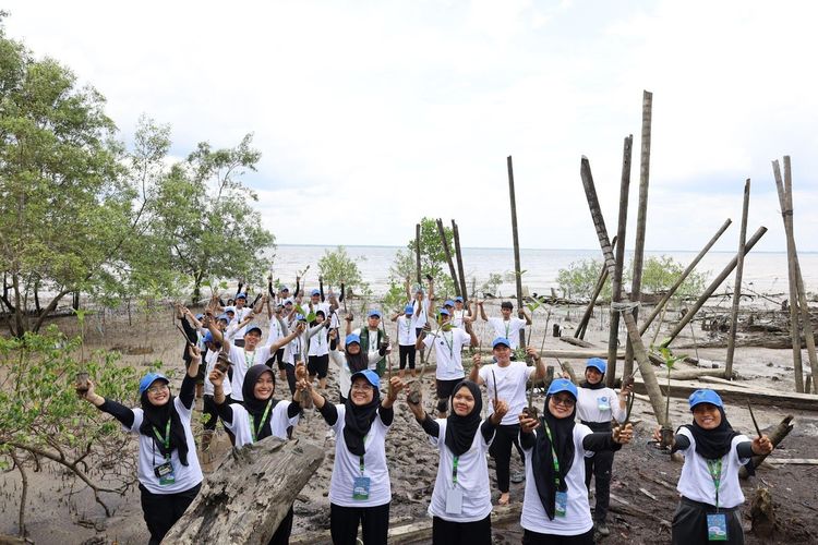 Penanaman pohon sagu dan mangrove oleh peserta #YCTrip di Riau.